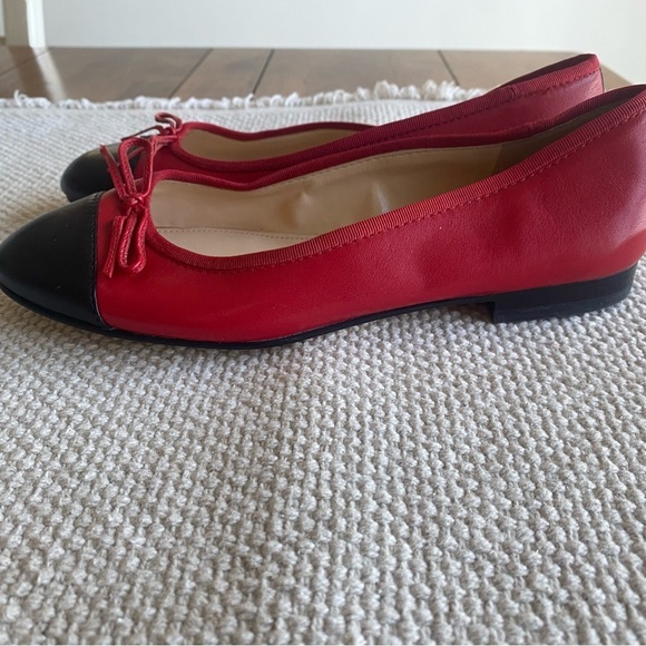 Marc Fisher Jodi Red Leather Cap-toe Flats, Black Leather Cap toe, Size 6M - Picture 2 of 4